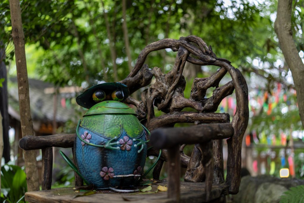 如意輪寺かえる寺の境内に置かれた、椅子に座る大きなかえるの置物