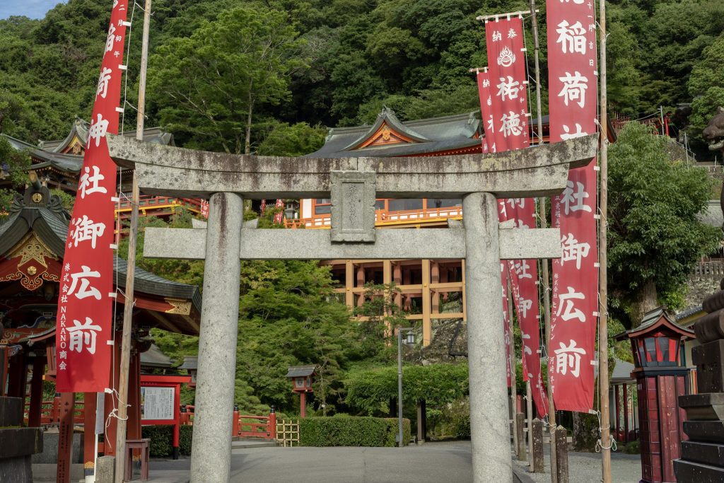 祐徳稲荷神社の鳥居と赤いのぼりの奥に社殿が見える風景