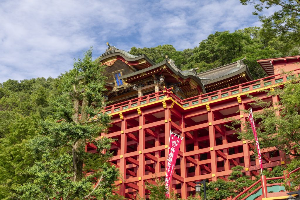 朱色の柱が印象的な祐徳稲荷神社の社殿を下から見上げた風景
