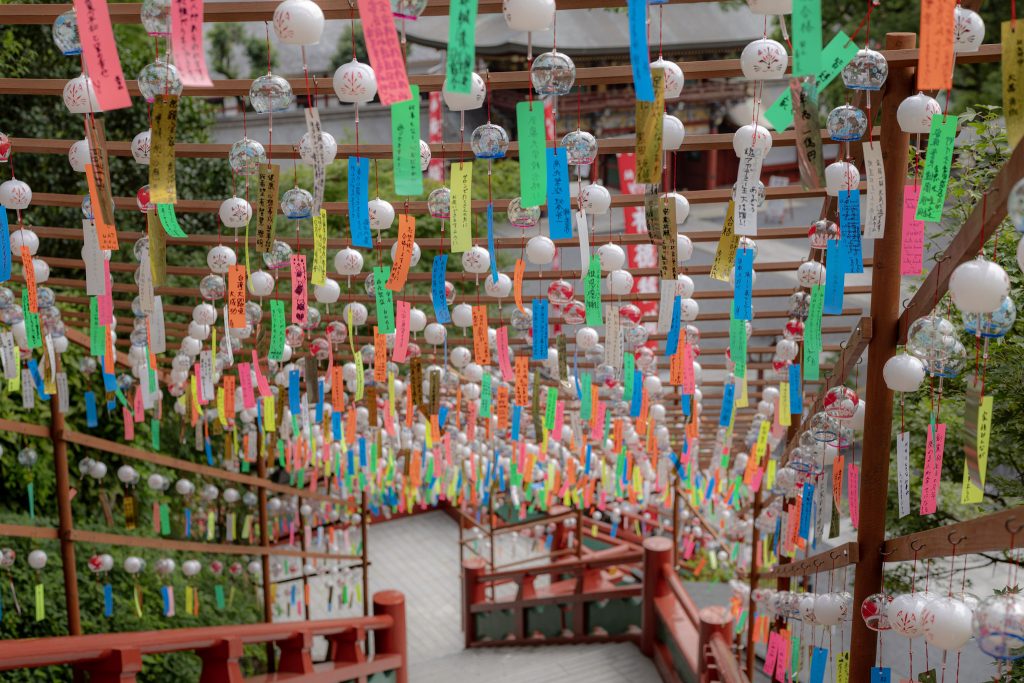 祐徳稲荷神社の階段に並ぶ色とりどりの風鈴と短冊の風景