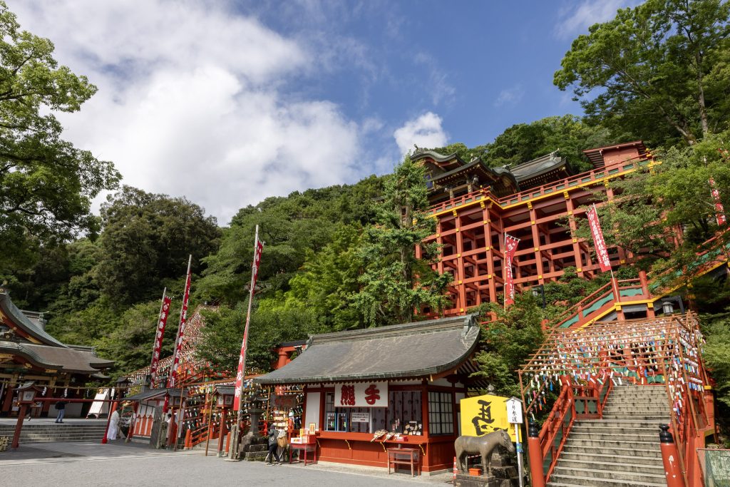朱色の社殿と階段に並ぶ風鈴を見上げた祐徳稲荷神社の風景