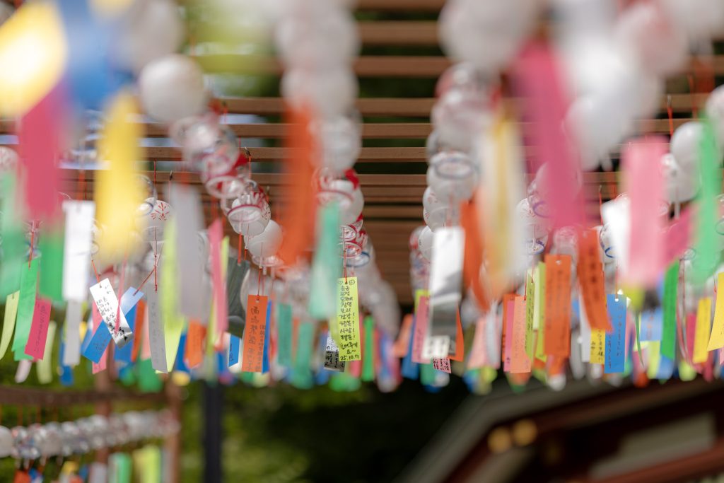 祐徳稲荷神社の風鈴と色とりどりの短冊をぼかしを活かして撮影した写真