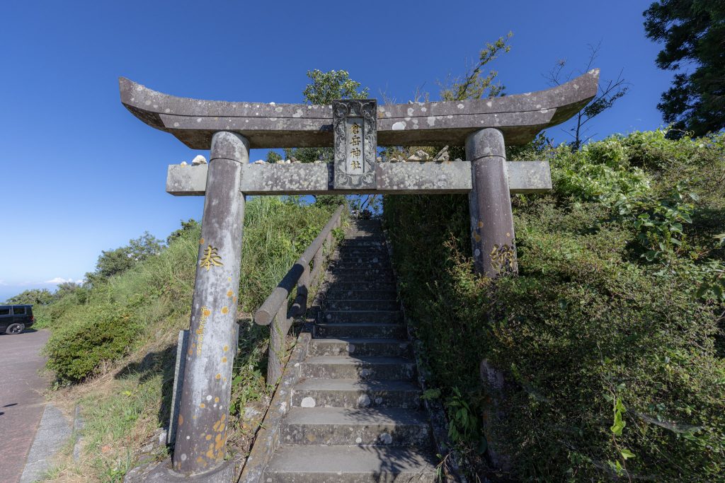 倉岳神社の山頂へ続く石段と入口の石造りの鳥居