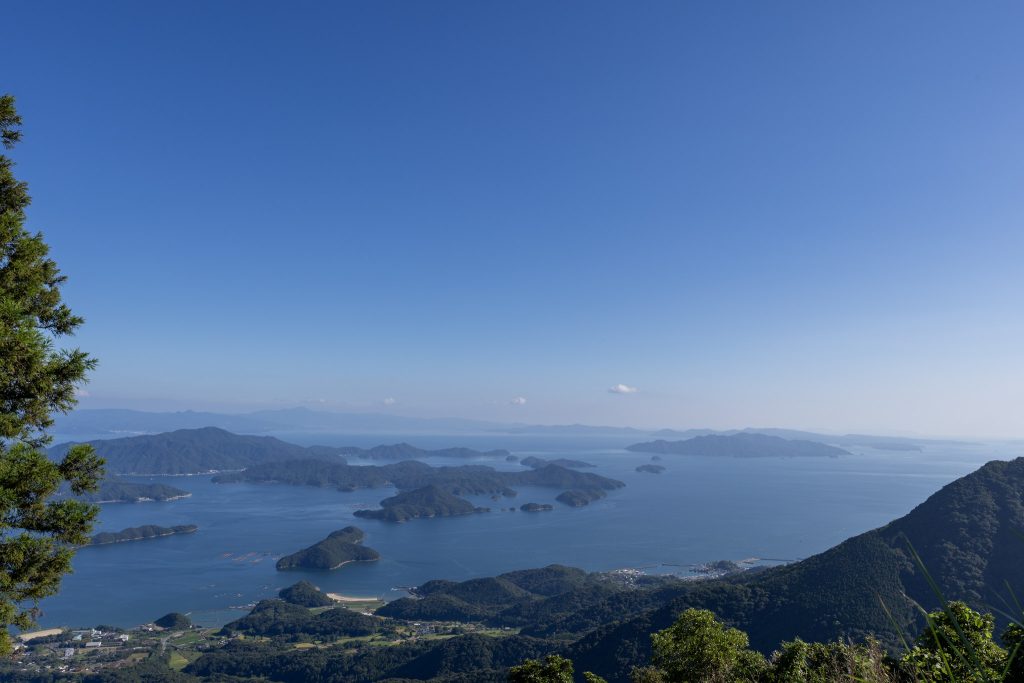 倉岳山頂から見渡す天草の青い海と島々