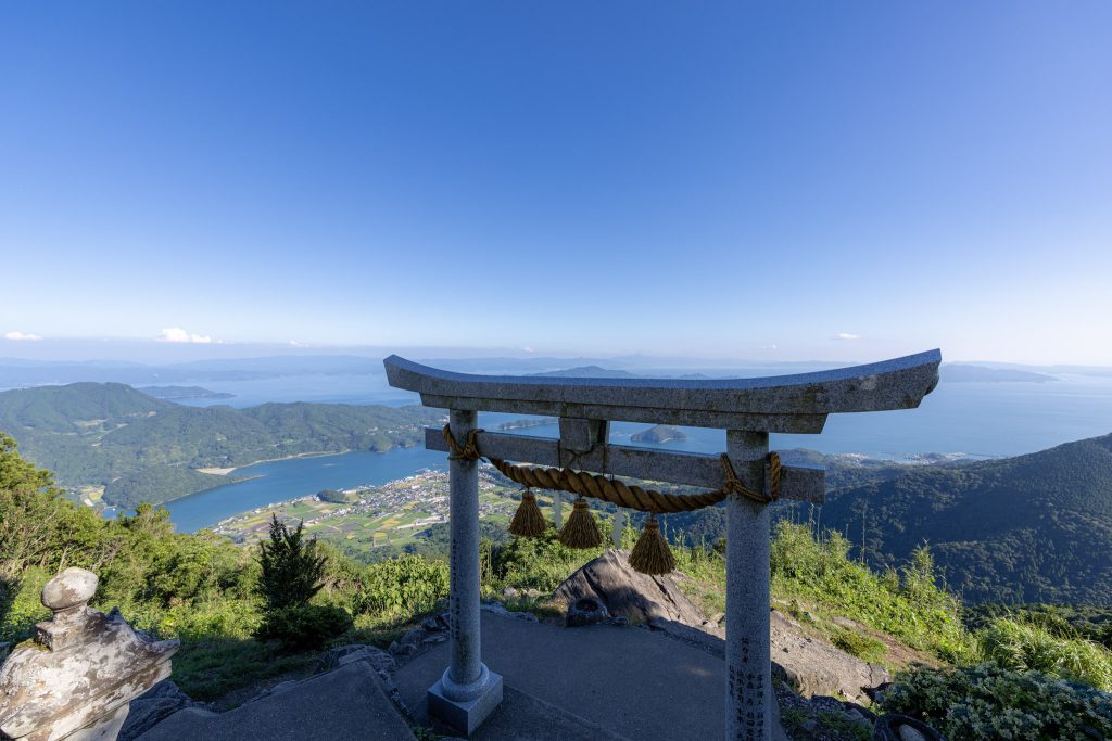 倉岳神社の鳥居越しに見渡す天草の青い海と島々