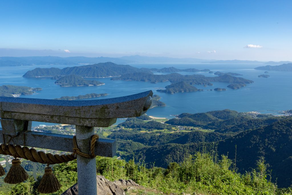 倉岳神社の鳥居と山頂から見渡す天草の海と島々