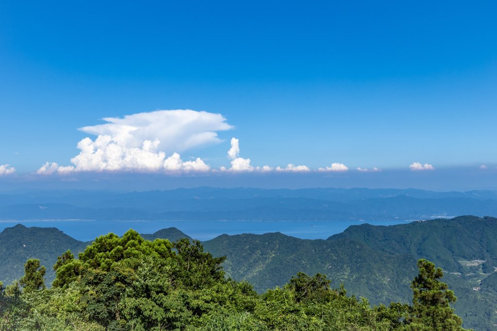 倉岳山頂から望む天草の山並みと海、青空に浮かぶ夏雲