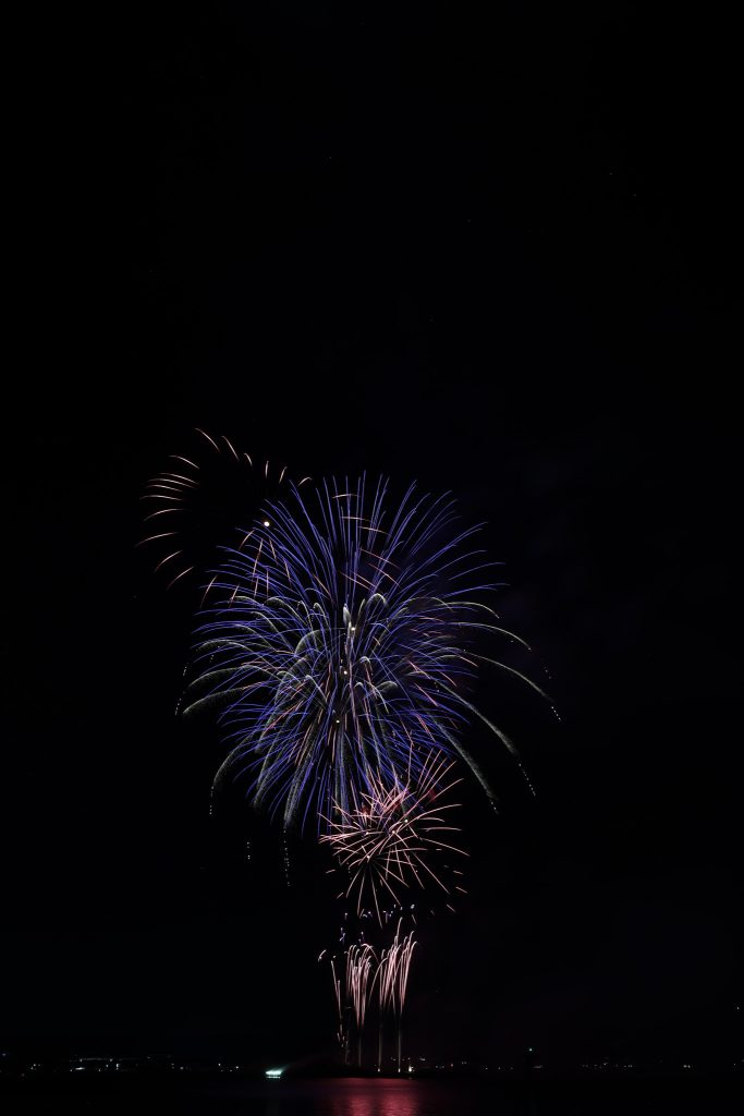 天草ほんど花火大会で撮影した、青紫色を中心に夜空へ広がる打ち上げ花火