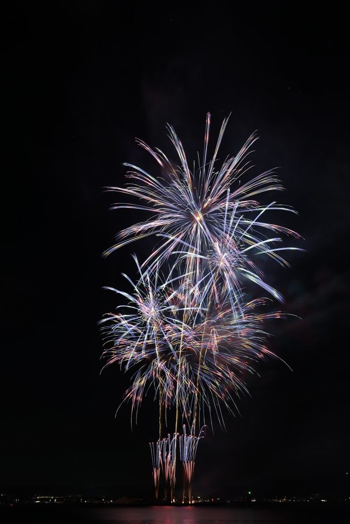3枚の花火写真を比較明合成し、夜空に重なる色鮮やかな打ち上げ花火