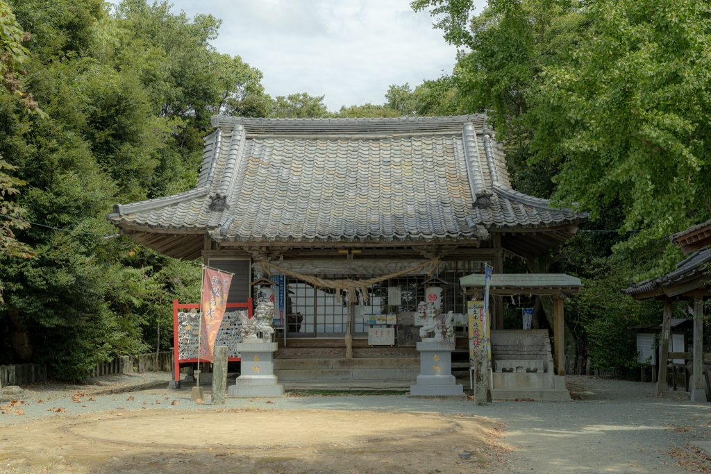 緑に囲まれた永尾剱神社の拝殿を正面から撮影した写真