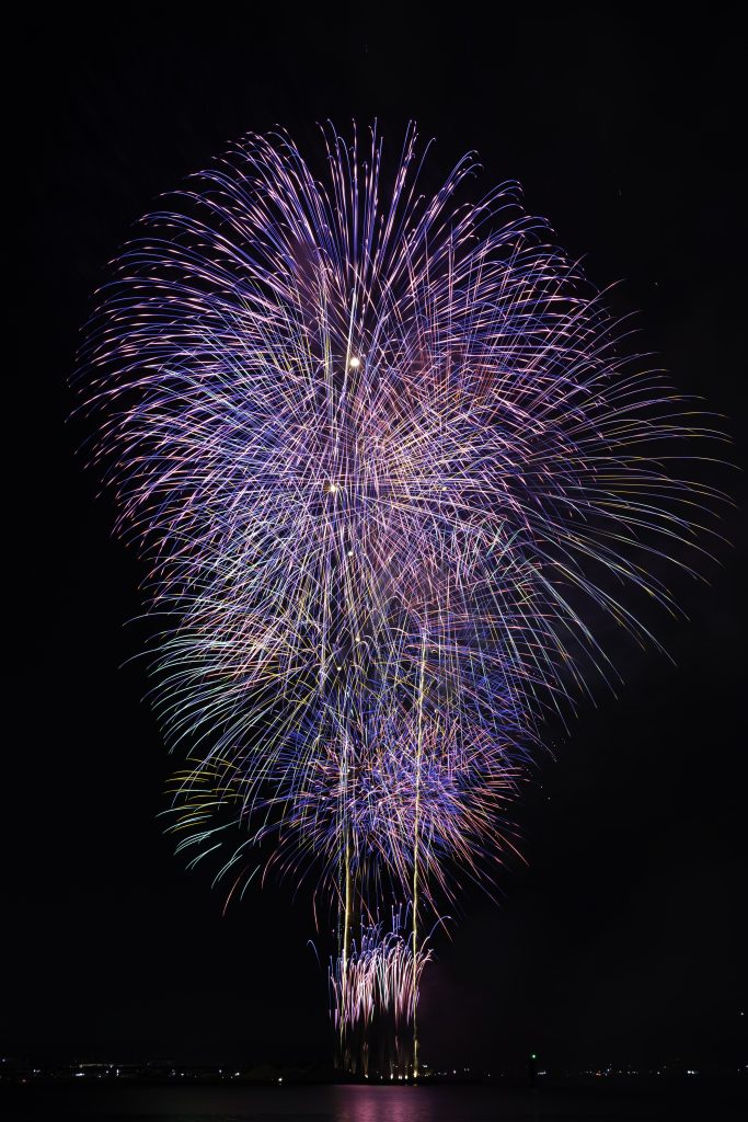 天草ほんど花火大会の夜空を彩る、色鮮やかな打ち上げ花火