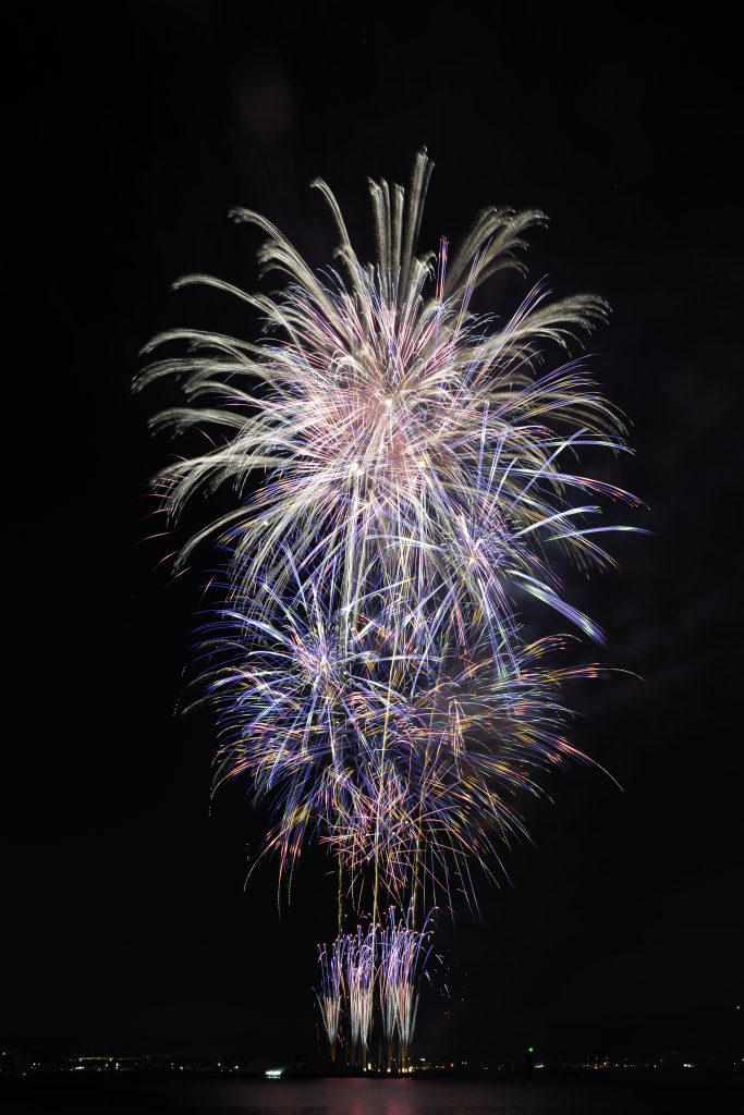 3枚の花火写真を比較明合成し、夜空に色鮮やかな花火を重ねた一枚