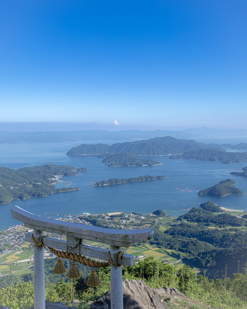 倉岳神社の鳥居越しに見渡す天草の海と島々