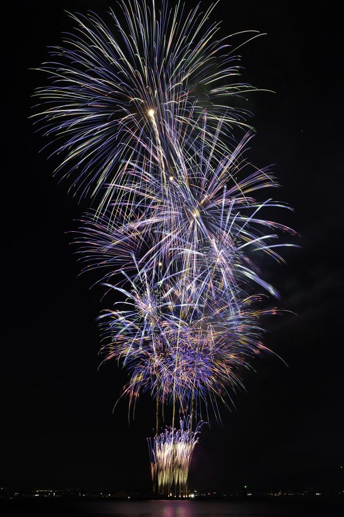 3枚の花火写真を比較明合成し、夜空いっぱいに重なる色鮮やかな打ち上げ花火